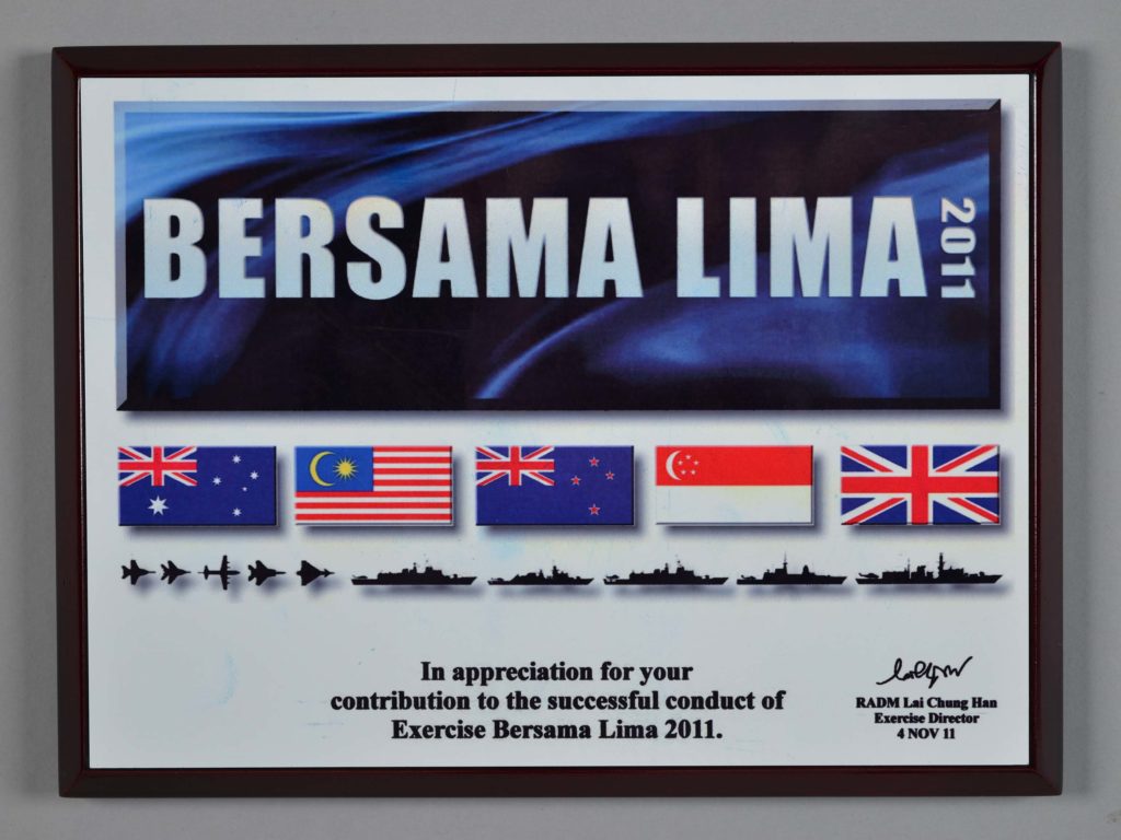 2018.136.3 Plaque, Bersama Lima 2011 Presented to HMNZS Te Kaha