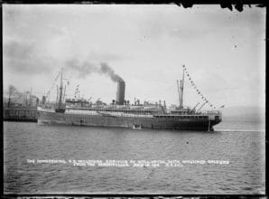 22729c.tif Her Majesty’s New Zealand Transport no 14, arriving in Wellington with wounded soldiers from Gallipoli, Turkey