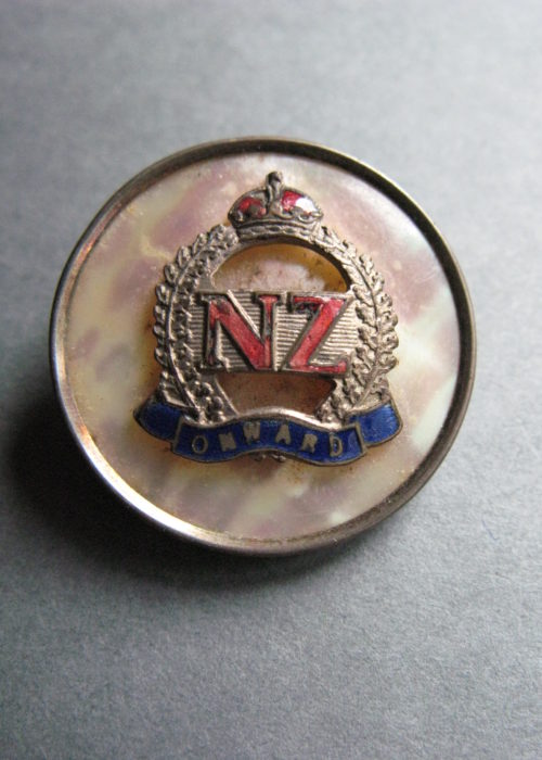 MDE 0032 i Circular silver bordered mother of pearl brooch